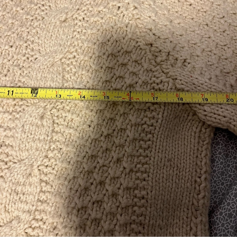 Vintage oversized cream hand knit sweater - Picture 3 of 6